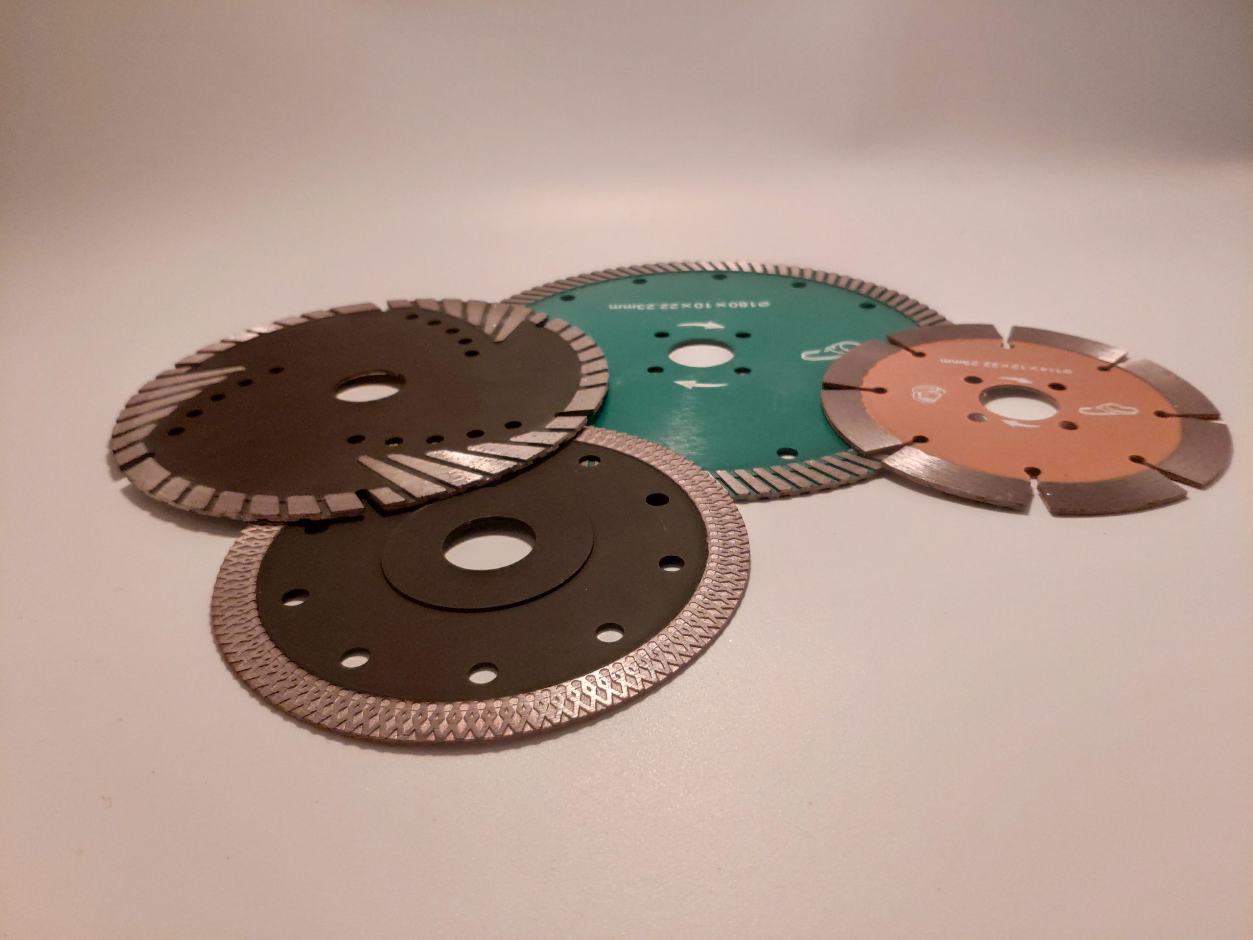 Diamond segment, diamond saw blade, diamond wire saw and stone abrasive